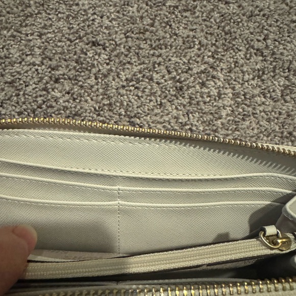 Michael Kors White Wallet Luxurious Gold Accents - Picture 7 of 7